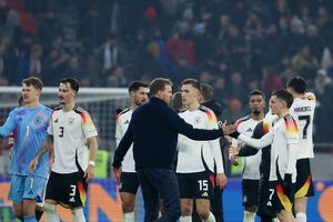 Julian Nagelsmann bedankt sich bei seinen Spielern nach einem guten Länderspieljahr. , © Christian Charisius/dpa