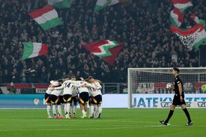 Die Fußball-Nationalmannschaft ist wieder eine verschworene Einheit. Die Titelsehnsucht treibt alle an. , © Christian Charisius/dpa