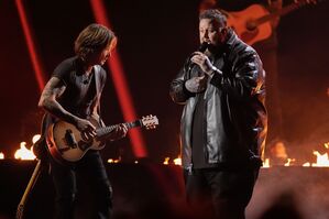 Viele Stars stehen bei der Vergabe der CMA-Preise auf der Bühne, darunter Keith Urban (l.) und Jelly Roll., © George Walker IV/Invision via AP/dpa