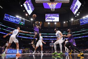 LeBron James (M) erzielte 31 Punkte, schwächelte in der Schlussminute wie Anthony Davis aber von der Freiwurflinie., © Mark J. Terrill/AP/dpa