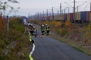 Die Feuerwehr war mit einem Großaufgebot im Einsatz., © Henning Kaiser/dpa