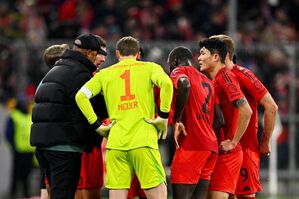 Ideenfindung am Spielfeldrand: Bayern-Trainer Vincent Kompany (l) gibt seinen Spielern während einer Verletzungsunterbrechung Anweisungen., © Tom Weller/dpa