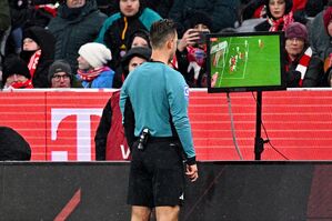 Nach Ansicht der Bilder entschied Referee Daniel Schlager auf Handelfmeter., © Tom Weller/dpa