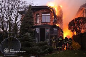 Brennendes Haus in Dnipro. , © -/Ukrainian Emergency Service via AP/dpa