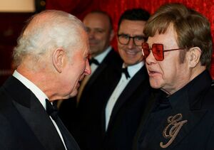 Auch Pop-Superstar Elton John (77) war bei der Wohltätigkeitsgala dabei., © Toby Melville/Reuters Pool/AP/dpa