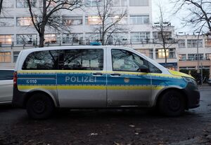 In einem Berliner Seniorenheim soll ein Mann seine Tochter mit einer Machete schwer verletzt haben., © Jörg Carstensen/dpa