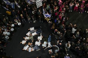 Israelis in Tel Aviv demonstrieren für ein Geisel-Abkommen. , © Maya Alleruzzo/AP