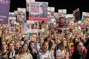 Demonstranten fordern Freilassung von Geiseln der Hamas. (Archivbild), © Israel Hadari/ZUMA Press Wire/dpa