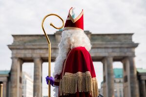 Der niederländische Sinterklaas reist traditionell mit dem Dampfschiff an. (Archivbild), © Christoph Soeder/dpa