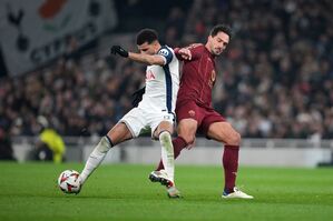 Ex-Nationalspieler Mats Hummels (r) traf für die Roma gegen Tottenham., © John Walton/PA Wire/dpa