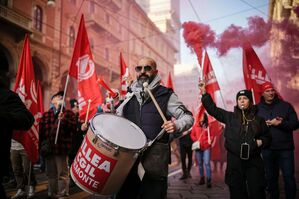 Zehntausende gehen gegen Italiens Rechtsregierung auf die Straße., © Marco Alpozzi/LaPresse/AP/dpa