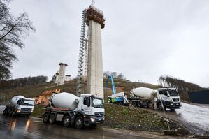 Betonnachschub für Brückenpfeiler: Die neue Talbrücke über die A45 gründet später auf vier Pfeilern je Fahrtrichtung. , © Bernd Thissen/dpa