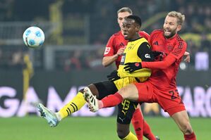 Die Zuschauer in Dortmund bekamen viele packende Duelle zu sehen - so wie hier zwischen Jamie Gittens (l) und Konrad Laimer (r)., © Federico Gambarini/dpa