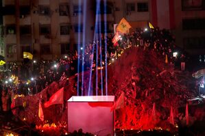 Der frühere Standort des Hauptquartiers der Hisbollah im Viertel Haret Hreik dürfte mit der Gedenkveranstaltung an Nasrallah bereits zu einer Art Schrein geworden sein. , © Hussein Malla/AP/dpa