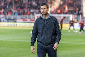 Leverkusens Trainer Xabi Alonso hat vor dem Pokalspiel in München ein gutes Gefühl., © Andreas Gora/dpa