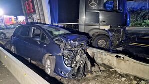 Auf der Autobahn standen nach der Unfallserie durch die Wucht der Zusammenstöße völlig demolierte Autowracks., © Justin Brosch/dpa