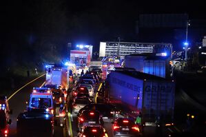 Nach der Chaosfahrt über mehrere Autobahnen wurde der Lkw-Fahrer aus dem Verkehr gezogen. , © Sascha Thelen/dpa