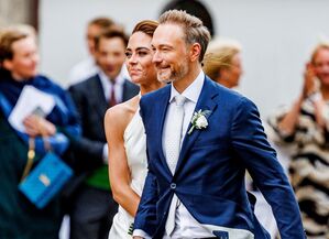 Lindner und Lehfeldt hatten im Sommer 2022 auf Sylt geheiratet. (Archivfoto), © Axel Heimken/dpa