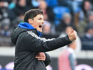 Merlin Polzin saß am Sonntag beim Hamburger SV auf der Trainerbank., © Uli Deck/dpa