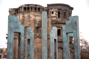 Die zentrale Gedenkstätte für die Opfer der Amokfahrt liegt nahe der Porta Nigra., © Harald Tittel/dpa