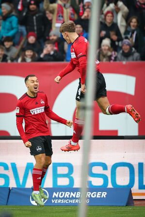 Finn Jeltsch (r.) beim Jubelsprung nach seinem Kopfballtor. , © Daniel Karmann/dpa