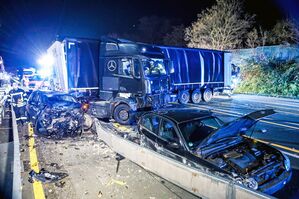 Der Lastwagen war in eine Unfallserie mit 50 beteiligten Fahrzeugen verwickelt. , © Alex Talash/dpa