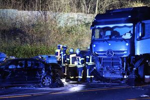 Viele Feuerwehrleute sind nach einer Lkw-Chaosfahrt im Einsatz. , © Sascha Thelen/dpa