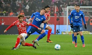 Die TSG 1899 Hoffenheim (blau) hatte Glück, gegen den FSV Mainz 05 (rot) nach der ersten Hälfte nicht höher in Rückstand gelegen zu haben., © Torsten Silz/dpa