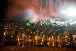 In der Hauptstadt Tiflis zog die Polizei erneut starke Kräfte für einen möglichen Einsatz gegen die Demonstranten zusammen., © Zurab Tsertsvadze/AP/dpa