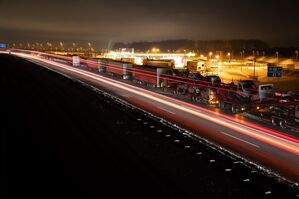 Über 100 Kilometer ist ein Autofahrer auf der A2 vor der Polizei geflüchtet. (Symbolbild), © Friso Gentsch/dpa