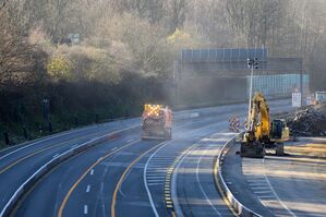 Nach einer Lkw-Chaosfahrt müssen Autobahnabschnitte gesperrt, gereinigt und überprüft werden., © Sascha Thelen/dpa