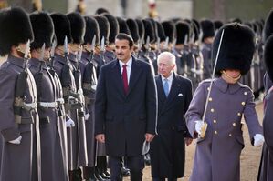 König Charles III. (M.) empfing den Emir auf dem Paradeplatz Horse Guards Parade., © Kin Cheung/AP POOL/AP/dpa