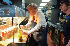 Ex-US-Präsident Donald Trump ließ sich im Präsidentschaftswahlkampf ebenfalls an einer McDonald's-Fritteuse ablichten. (Archivbild), © Doug Mills/The New York Times Pool via AP/dpa