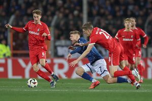 Packende Duelle, Elfmeter und Tore für den Außenseiter: Die Fans sehen in Bielefeld ein ereignisreiches Pokalspiel., © Friso Gentsch/dpa