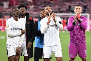 Jonathan Tah (2.v.r) sieht Selbstvertrauen als wichtige Komponente bei den sich häufenden Erfolgen gegen den FC Bayern., © Sven Hoppe/dpa