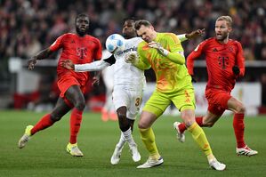 Der folgenschwere Moment: Manuel Neuer (r) kracht mit Leverkusens Jeremie Frimpong zusammen., © Sven Hoppe/dpa