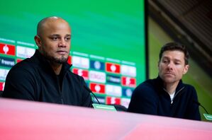 Verlierer Vincent Kompany (l) und Gewinner Xabi Alonso in der Pressekonferenz nach Leverkusens 1:0 in München., © Sven Hoppe/dpa