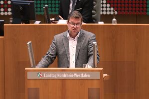 Der SPD-Haushaltspolitiker Alexander Baer wirft der NRW-Landesregierung beim Haushalt die Taktik eines «unseriösen Autoverkäufers» vor, © David Young/dpa