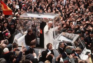 Bei einem Deutschland-Besuch 1980 fährt der damalige Papst Johannes Paul II. in seinem gläsernen Papamobil durch Mainz. (Archivbild), © picture-alliance / dpa