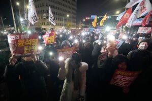 Die Menge vor dem Parlament protestierte lautstark gegen Yoons Vorgehen., © Ahn Young-joon/AP/dpa