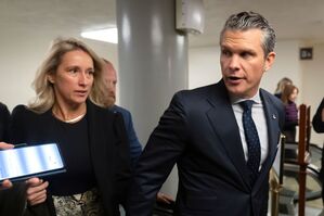 Bei Hegseth' Werbetour im Senat ist seine Ehefrau Jennifer Rauchet auch dabei. , © Mark Schiefelbein/AP/dpa