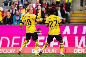 Julian Brandt (links) und Karim Adeyemi dürften in den BVB-Kader zurückkehren., © Marius Becker/dpa