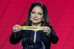 Gloria Estefan hat den FC Bayern München in Gruppe C gelost., © Rebecca Blackwell/AP/dpa