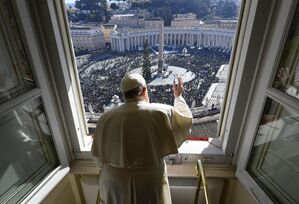 Aus dem Apostolischen Palast hat der Papst einen guten Blick auf den Weihnachtsbaum. (Archivbild), © Vatican Media/IPA via ZUMA Press/dpa