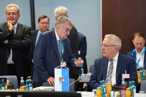 Bayerns Innenminister Joachim Herrmann (CSU, rechts im Bild), hier im Gespräch mit NRW-Innenminister Herbert Reul (CDU), dringt auf umfassende Zurückweisungen an den deutschen Grenzen.  , © Soeren Stache/dpa