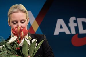 Von Co-Parteichef Tino Chrupalla gab es Blumen. Er tritt für den Wahlkampf einen Schritt zurück. , © Carsten Koall/dpa