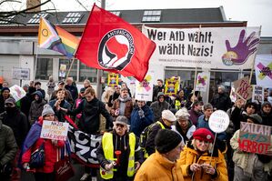 Vor der AfD-Bundesgeschäftsstelle im Norden Berlins demonstrieren etwa 200 Menschen lautstark gegen die , © Fabian Sommer/dpa