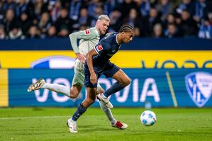 Bremens Marvin Ducksch (l) und Bochums Bernardo kämpfen um den Ball. , © David Inderlied/dpa