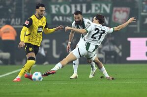 Auch Ramy Bensebaini unterlief ein vermeintlich elfmeterwürdiges Foul, © Federico Gambarini/dpa