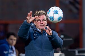 Trainer Dieter Hecking: Der Ball liegt bei der Mannschaft., © David Inderlied/dpa